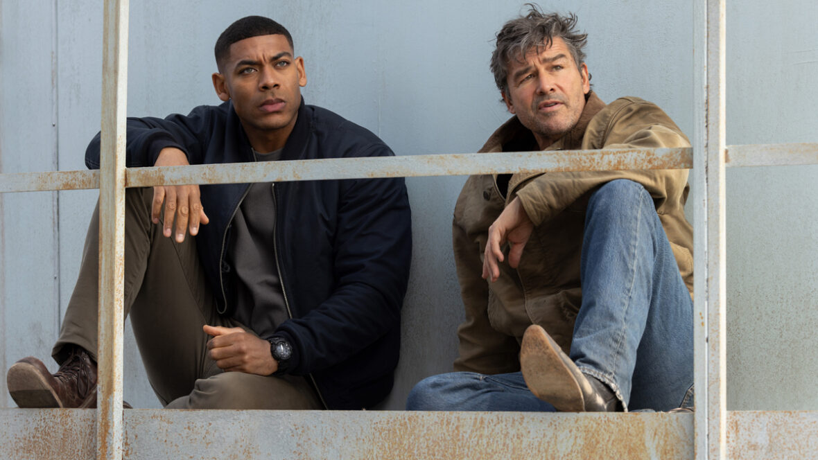 Aaron Pierre e Kyle Chandler em 