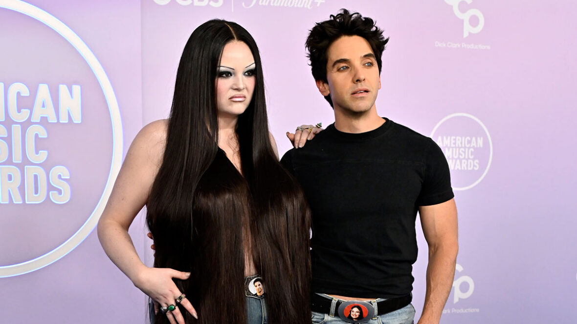 Meg Stalter e Paul W Downs no American Music Awards