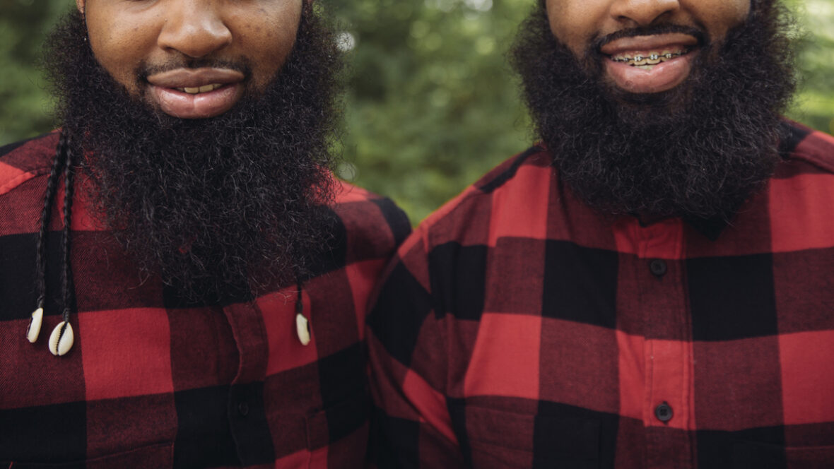 Irmãos gêmeos lado a lado e vestindo a mesma roupa