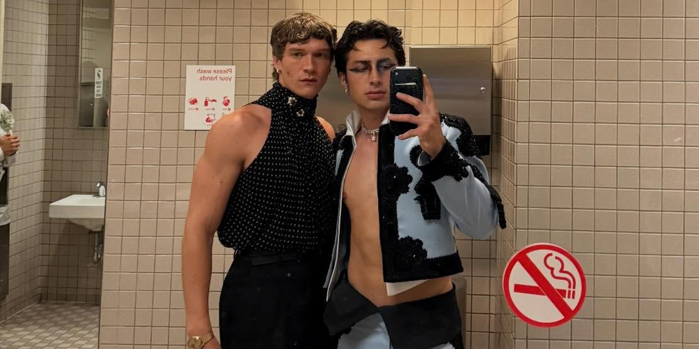 Hudson Williams e Connor Storrie selfie no Met Gala