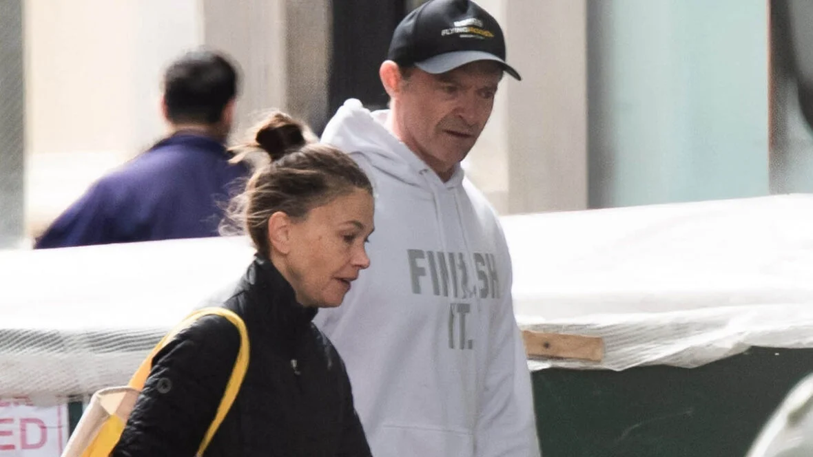 Sutton Foster e Hugh Jackman caminhando lado a lado