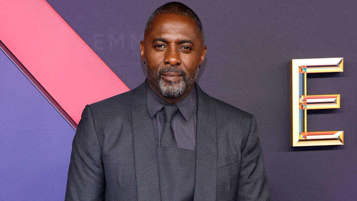 Idris Elba participa de evento no tapete vermelho vestindo um terno escuro