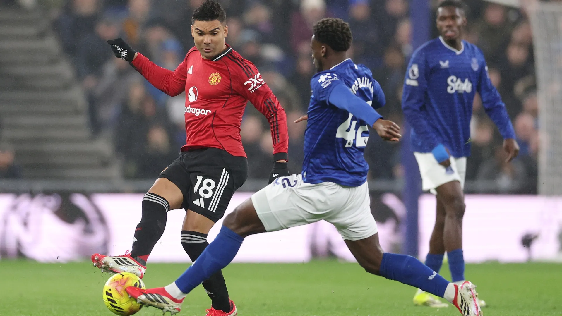 Casemiro, do Manchester United, passa a bola sob pressão de Tim Iroegbunam, do Everton.