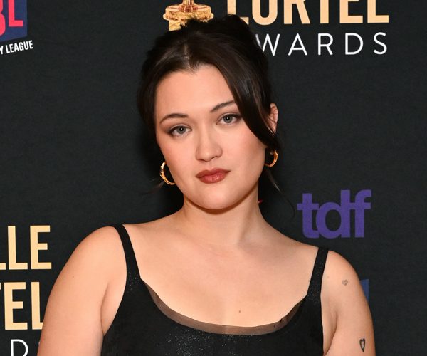 Isa Briones chama o público da Broadway por gritar com sua apresentação intermediária
