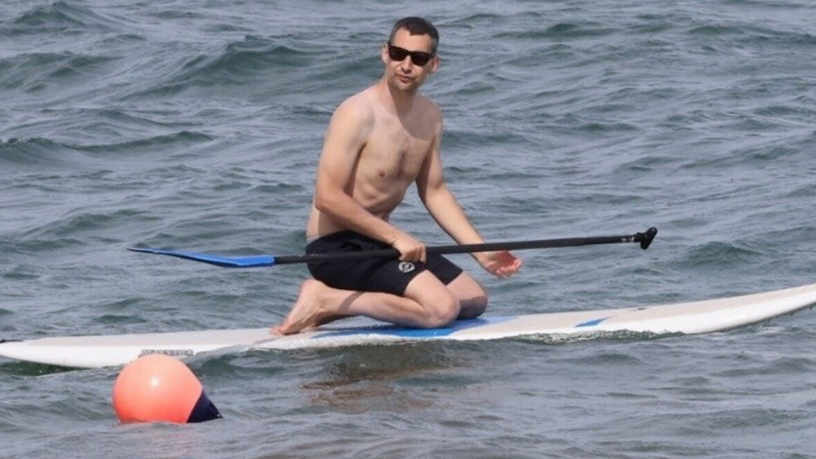 Jack Antonoff pratica paddle no Havaí