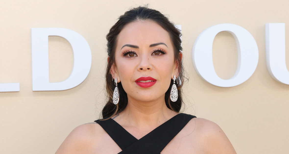 Janel Parrish resolve o divórcio