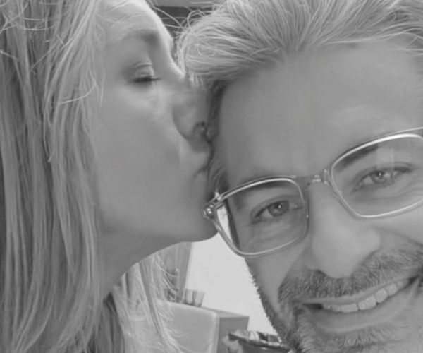 Jennifer Aniston beija o namorado Jim Curtis em nova foto fofa