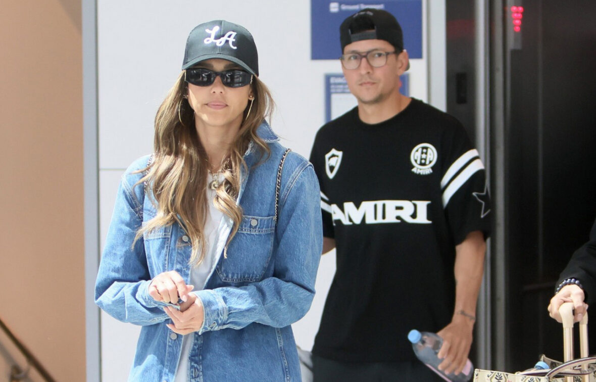 Jessica Alba e Danny Ramirez caminhando juntos no LAX