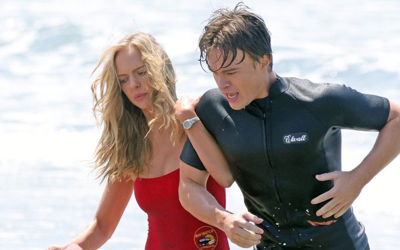 Jessica Belkin resgata John Beckwith ferido durante as filmagens de cenas de ‘Baywatch’