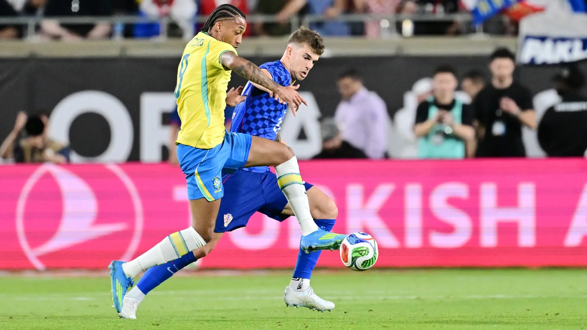 João Pedro, do Brasil, e Luka Vuskovic, da Croácia, disputam a posse de bola.