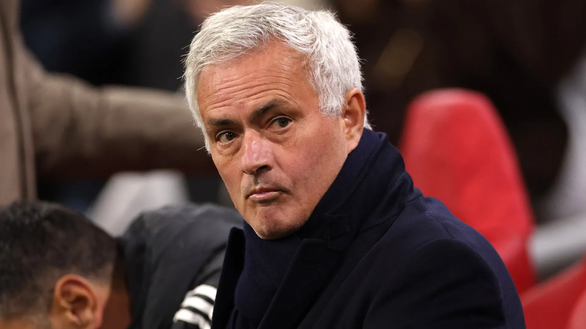 José Mourinho, treinador do Benfica, assiste antes da UEFA Champions League.