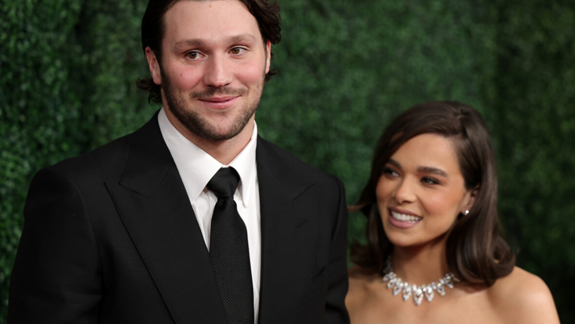 Josh Allen e Hailee Steinfeld vestidos formalmente e posam juntos