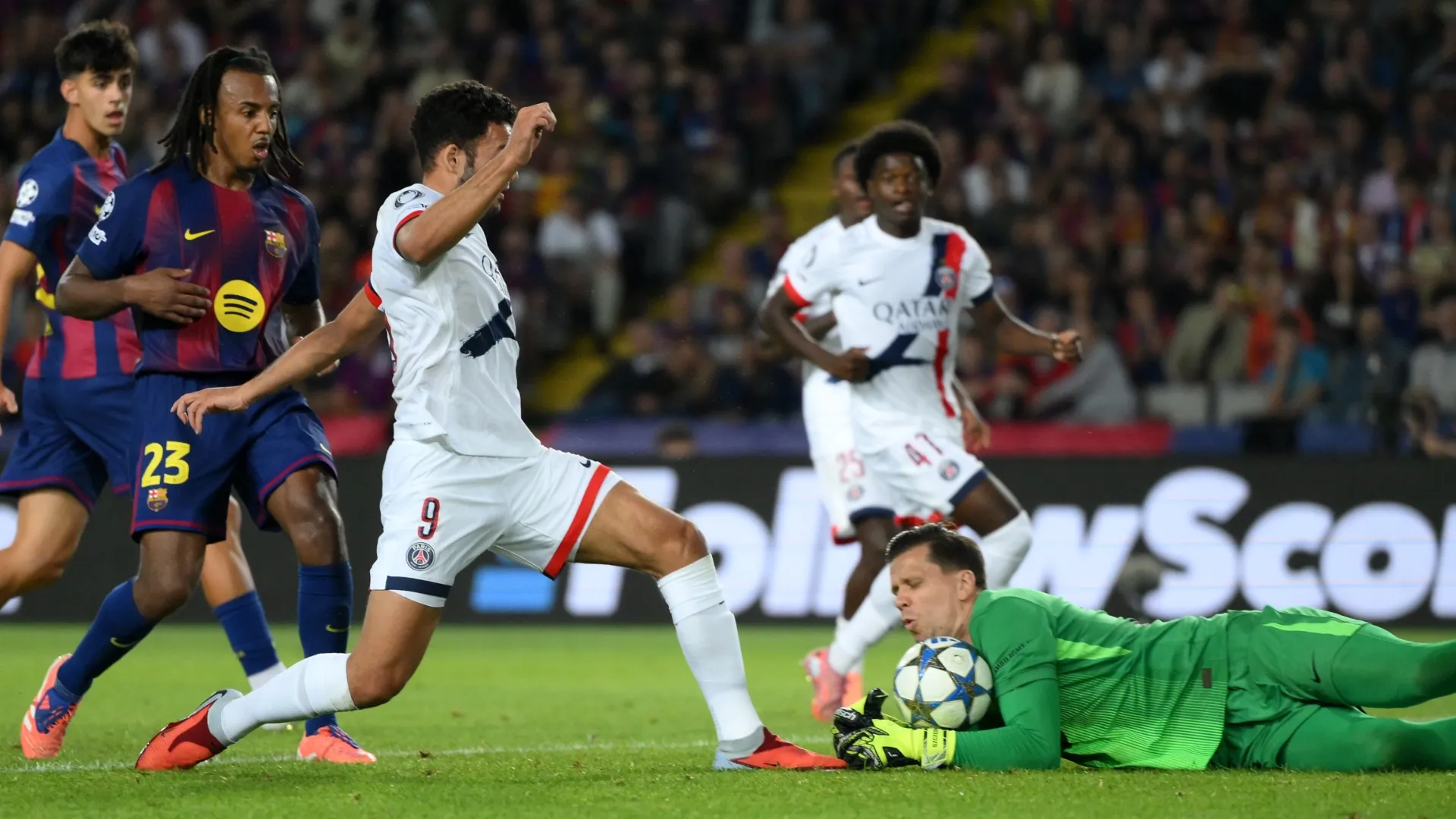 Wojciech Szczesny, do FC Barcelona, ​​defende o chute de Gonçalo Ramos, do Paris Saint-Germain.
