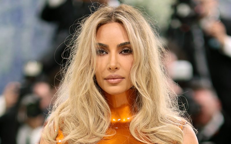 Kim Kardashian usa peitoral esculpido, concluído em uma oficina de automóveis, para o Met Gala 2026