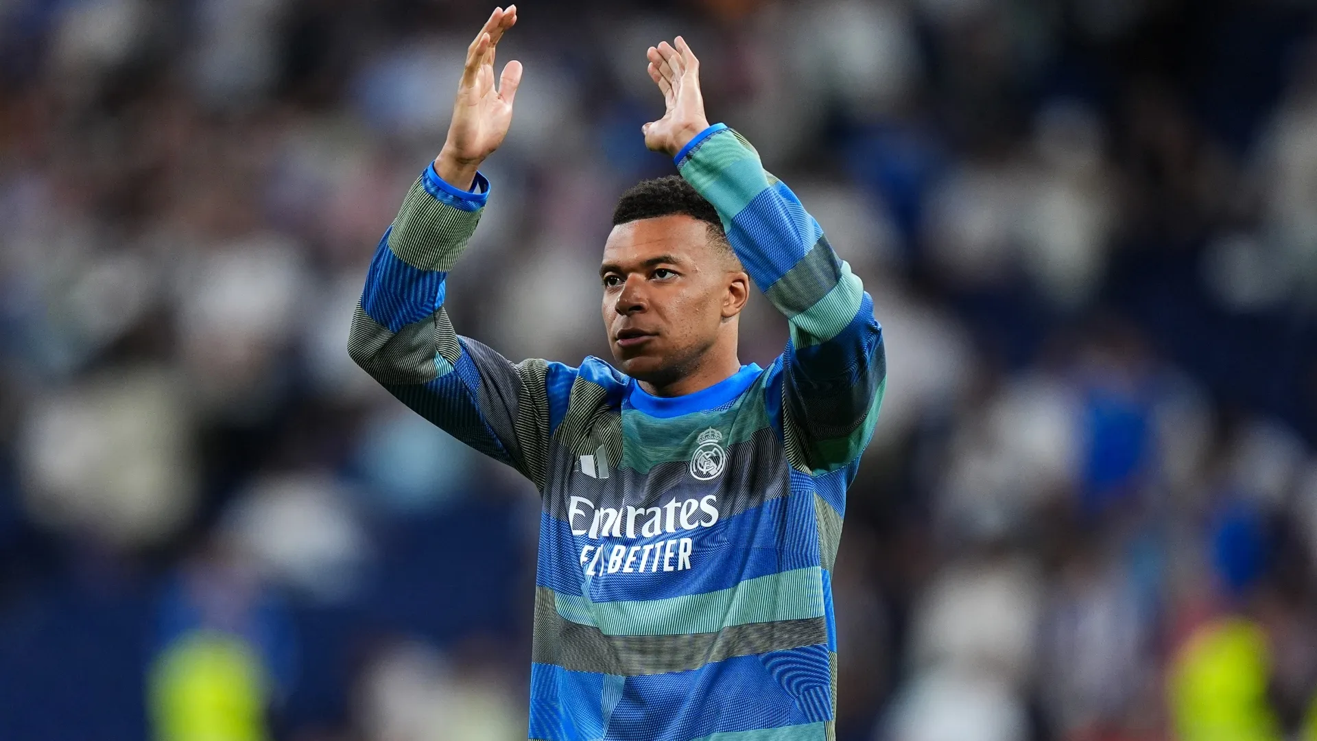 Kylian Mbappe, do Real Madrid, aplaude os torcedores no Santiago Bernabeu.