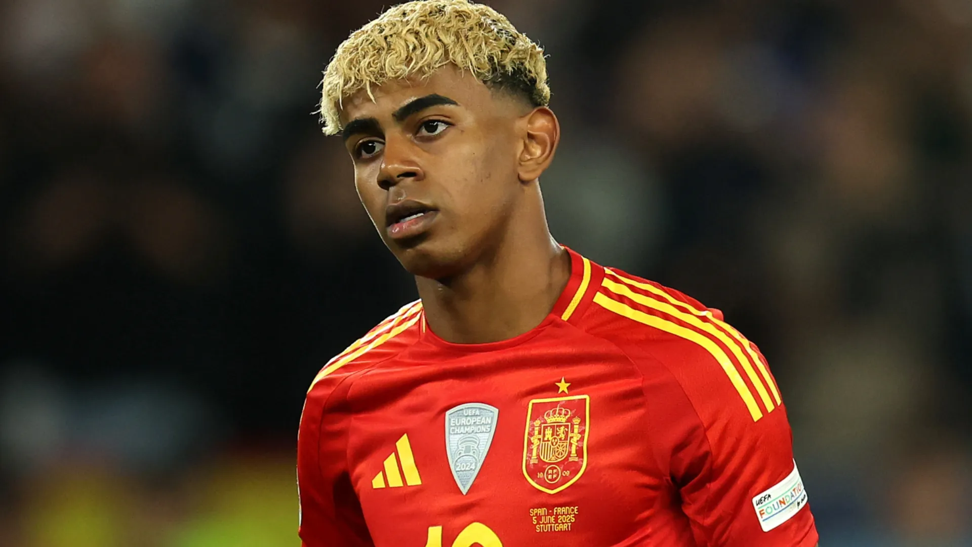 Lamine Yamal, da Espanha, assiste durante a UEFA Nations League 2025.