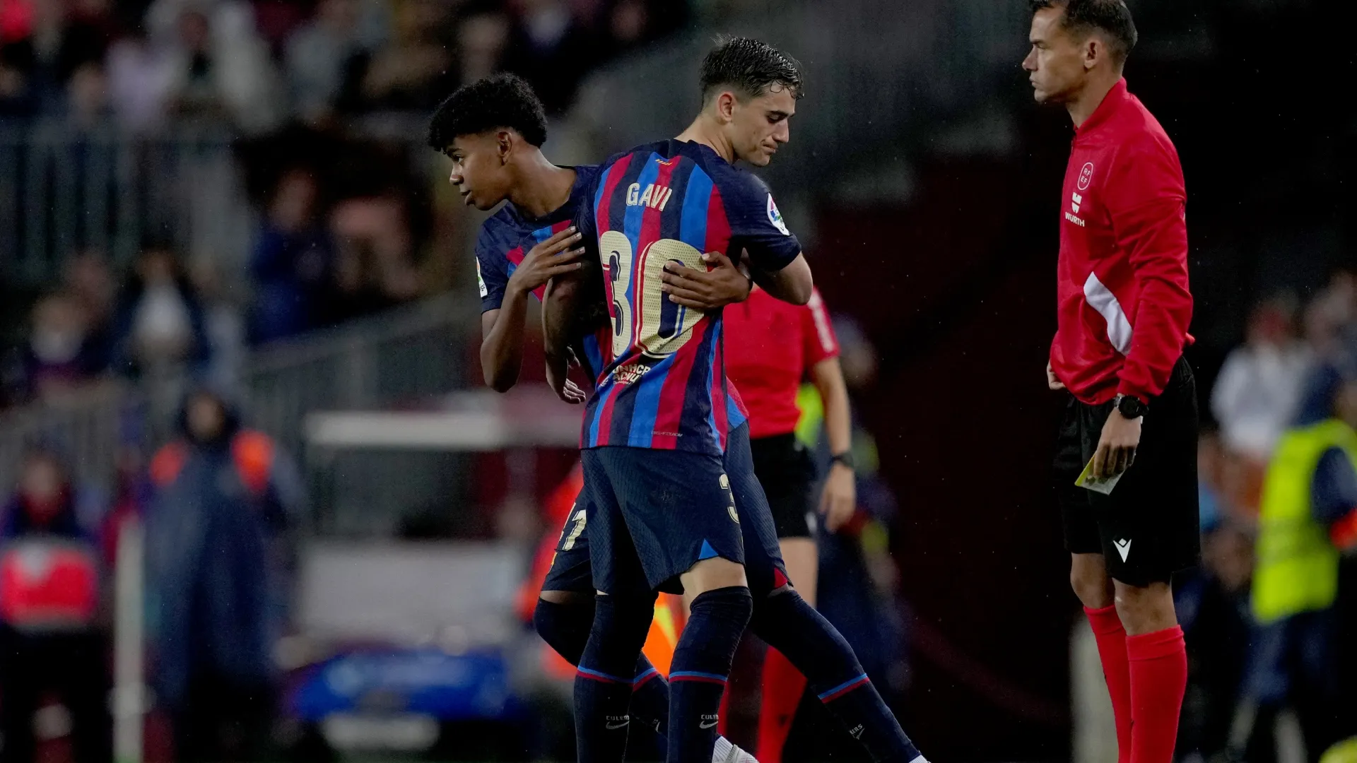 Gavi, do FC Barcelona, ​​é substituído por Lamine Yamal no jogo contra o Real Betis.