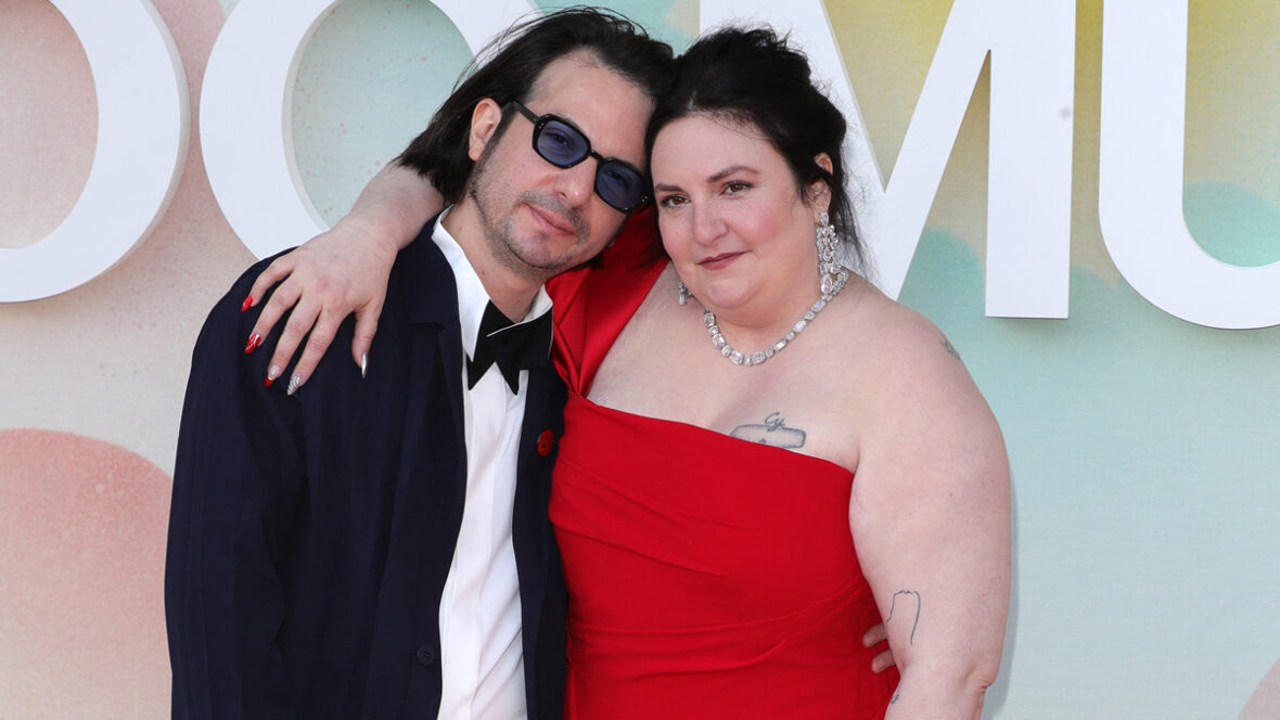 Luis Felber e Lena Dunham posam juntos em evento