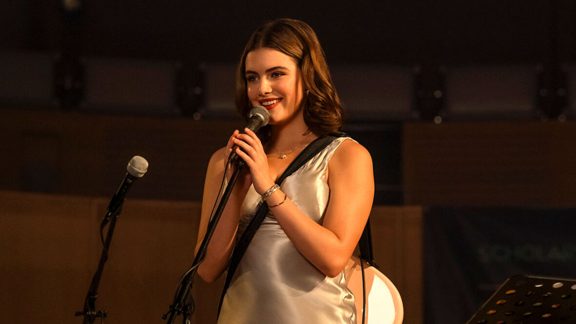 Ella Bright Fora do Campus
