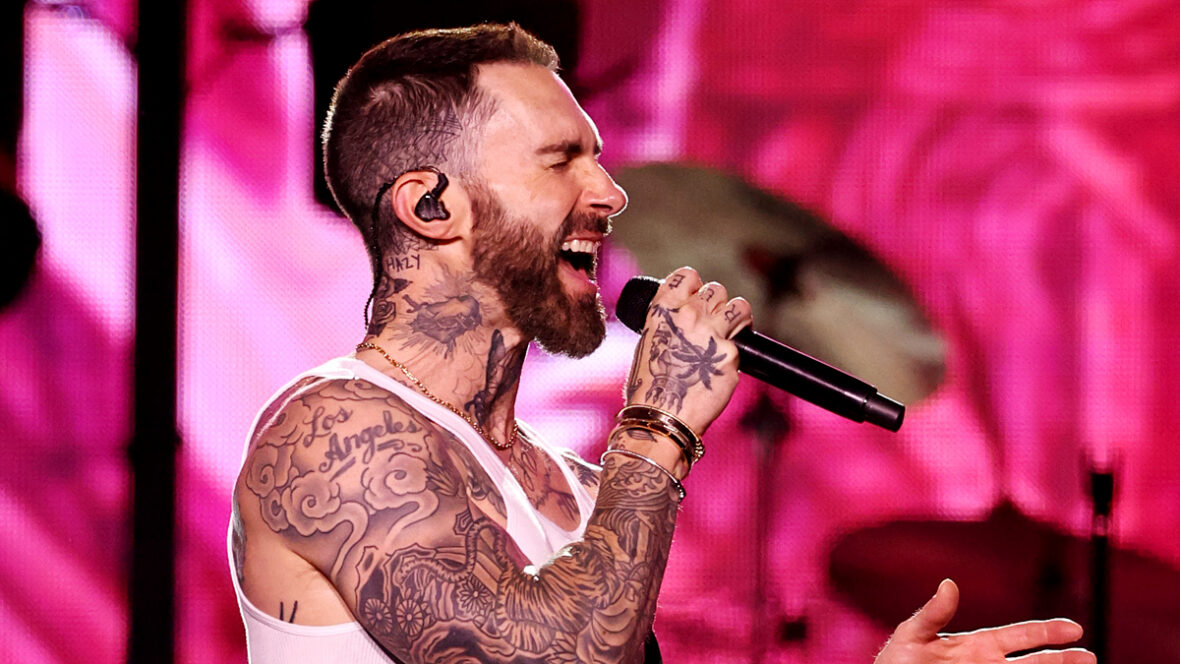 Adam Levine se apresentando com o Maroon 5