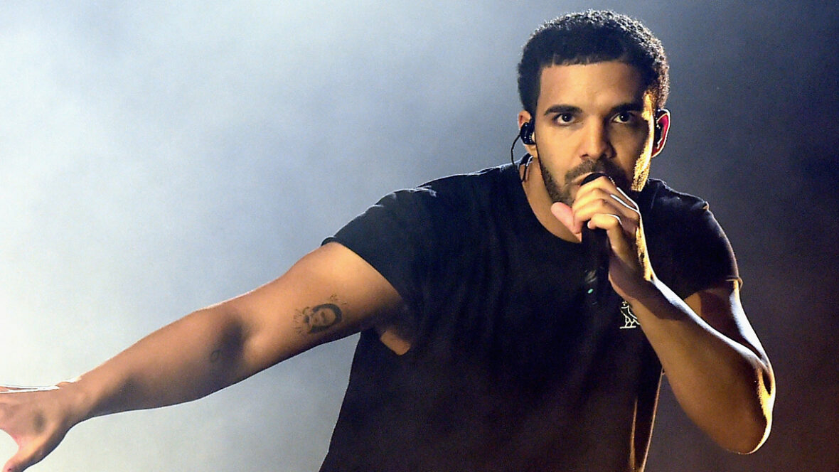 Drake se apresentando no palco com um microfone