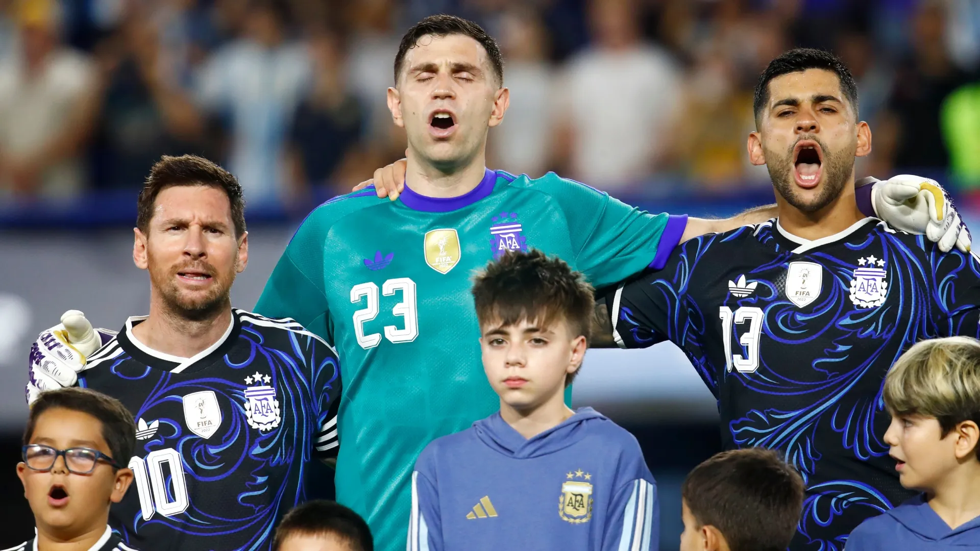 Lionel Messi, o goleiro Emiliano Martinez e Cristian Romero da Argentina cantam o hino nacional.