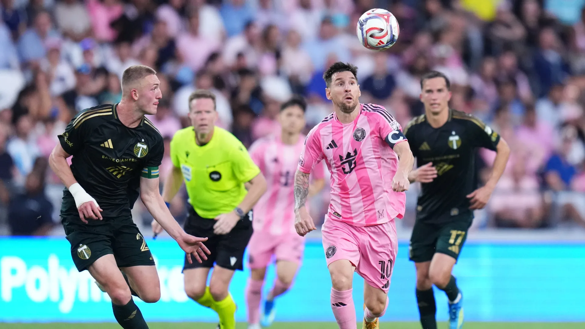Lionel Messi #10 do Inter Miami CF controla a bola contra Finn Surman #20 do Portland Timbers.
