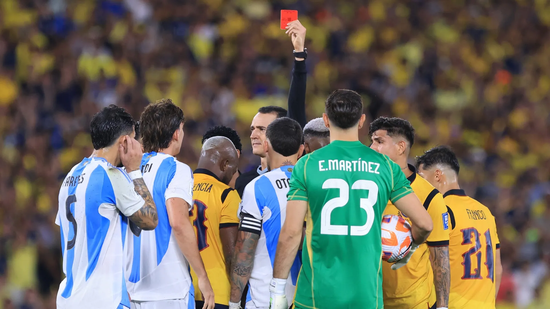 O árbitro Wilmar Roldan mostra cartão vermelho para Nicolas Otamendi, da Argentina.