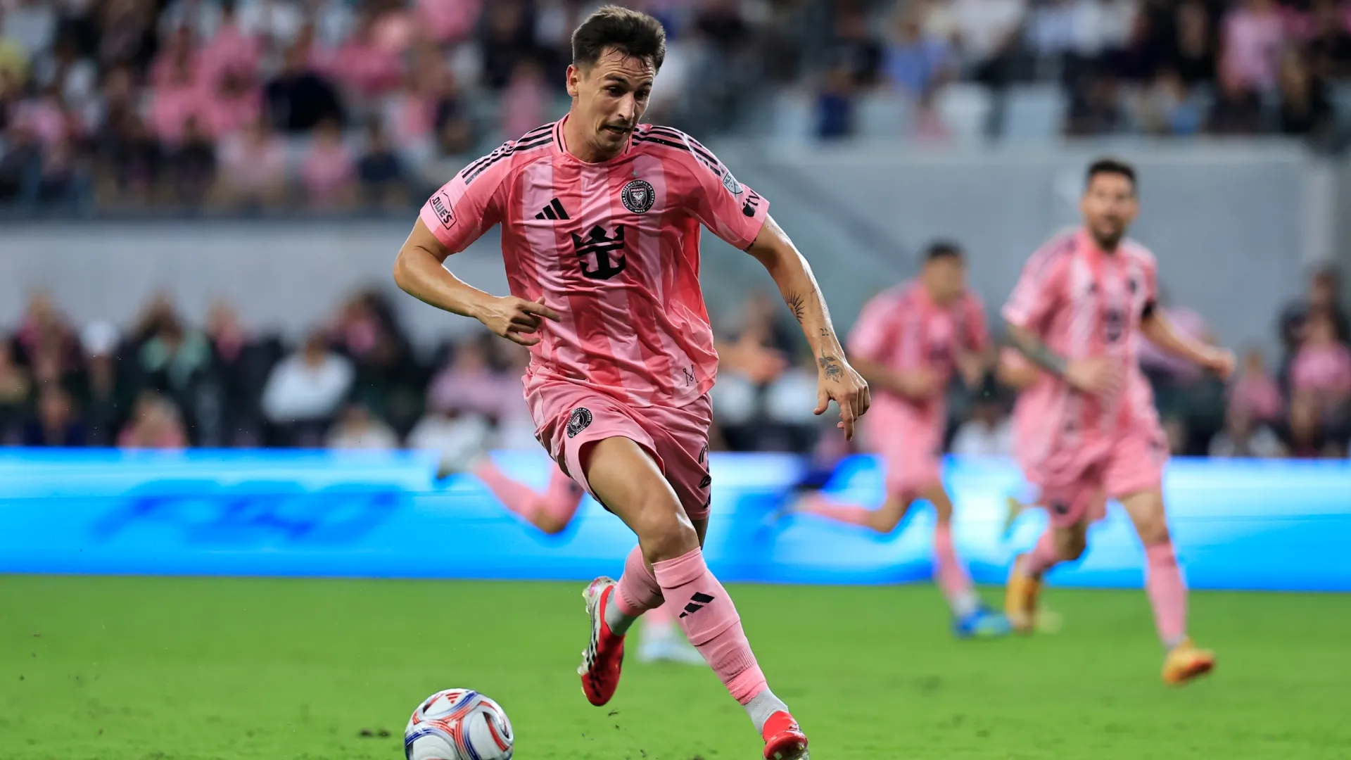 Tadeo Allende #21 do Inter Miami CF controla a bola.