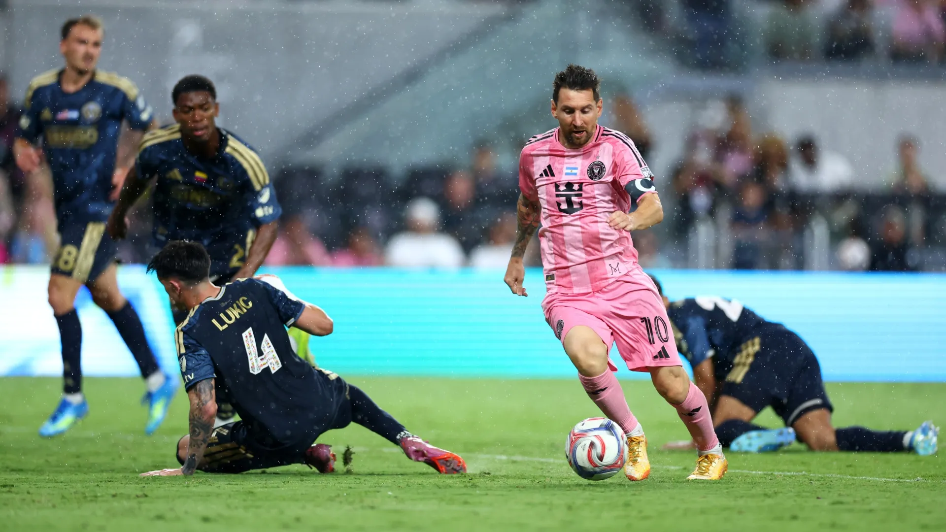 Lionel Messi #10 do Inter Miami CF corre com a bola contra Jovan Lukic #4 do Philadelphia Union.