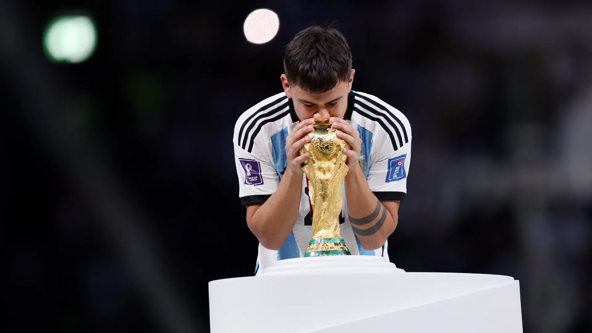 Paulo Dybala, da Argentina, beija o troféu da vitória na Copa do Mundo da FIFA.