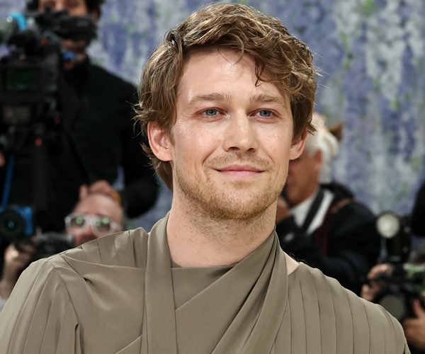 Look plissado de Joe Alwyn Dons para Met Gala 2026