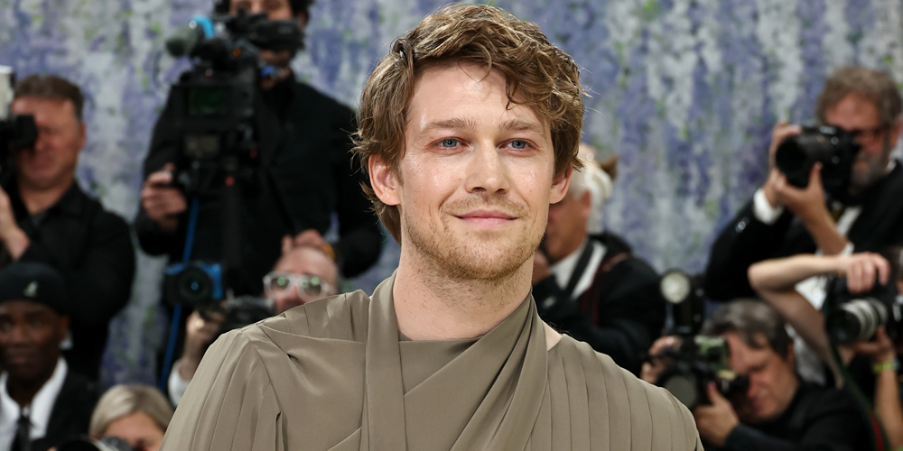 Joe Alwyn chega para o Met Gala