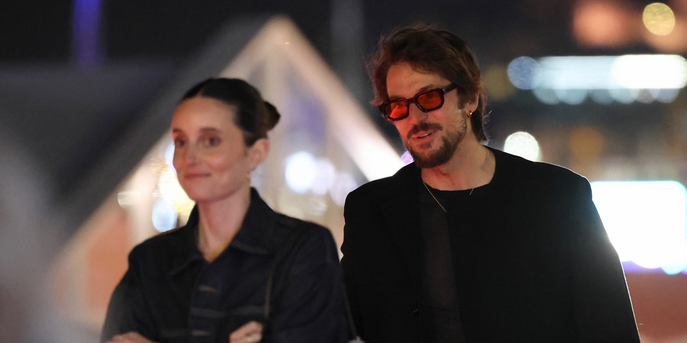 Foto de Mary Beth Barone e Lucas Bravo