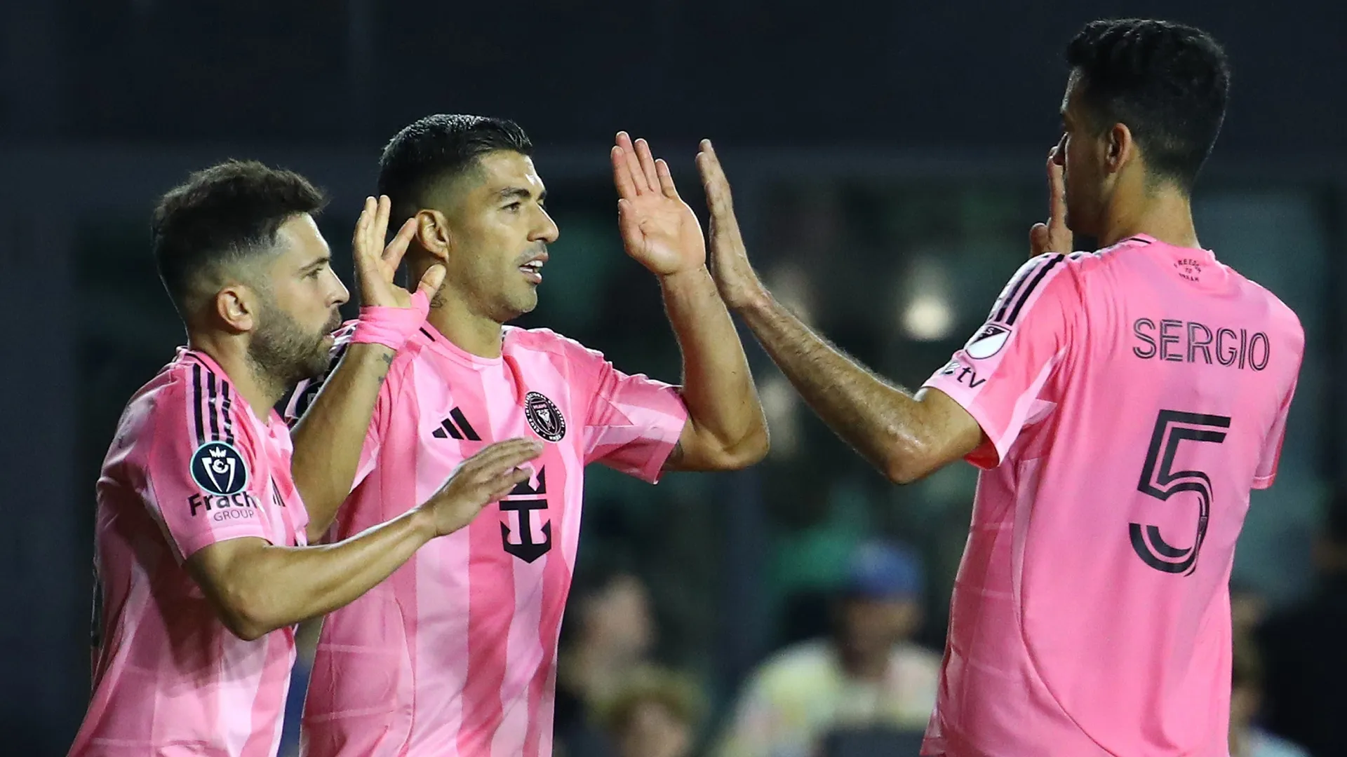 Luis Suárez #9 do Inter Miami comemora com Sergio Busquets #5 e Jordi Alba #18.