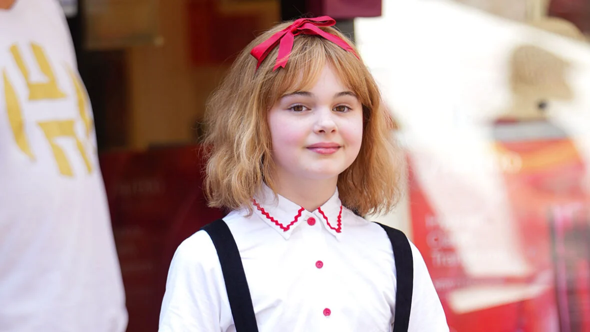 mae-schenk-as-eloise-no-set Mae Schenk filmando como Eloise