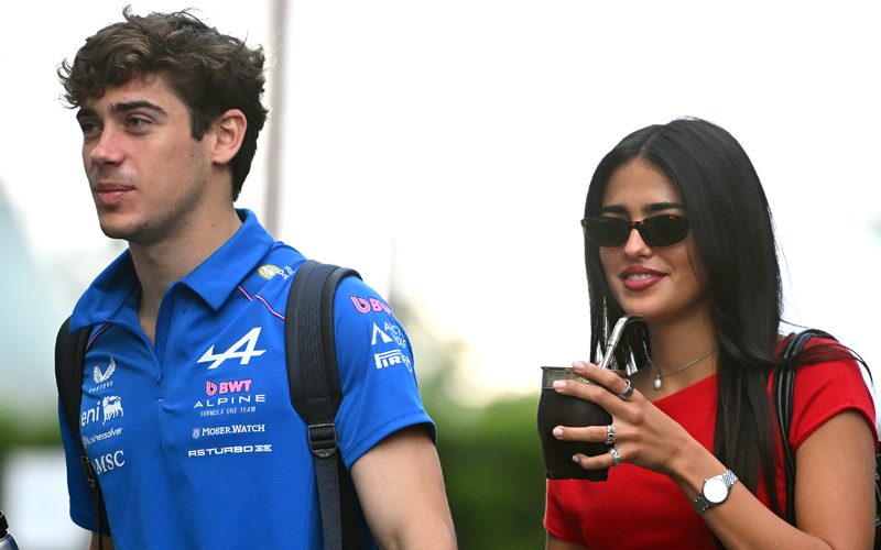 Maia Reficco dá as mãos a Franco Colapinto, do New Beau F1, no Grande Prêmio de Miami