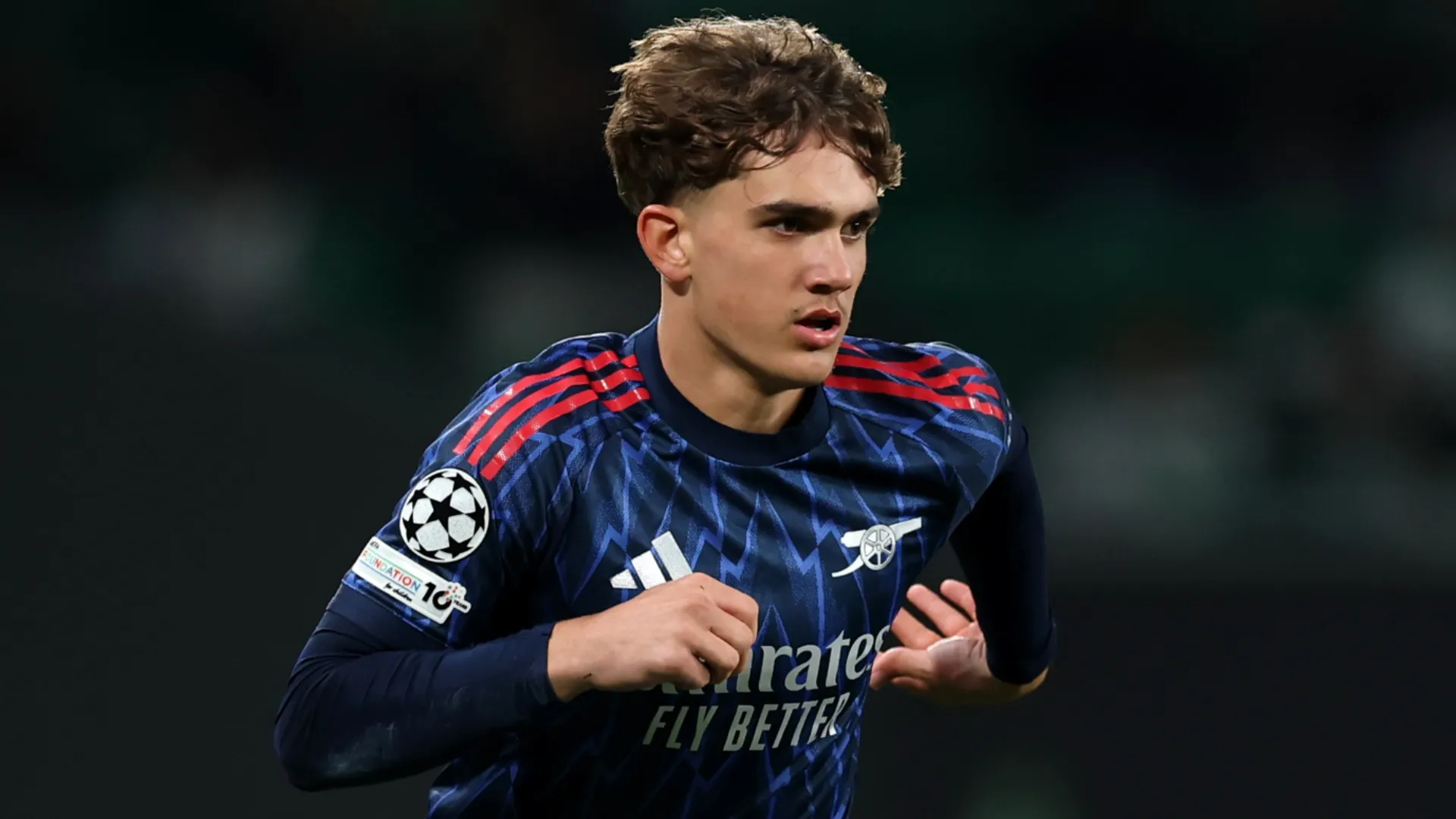 Max Dowman, do Arsenal, corre com a bola durante a UEFA Champions League 2025/26.
