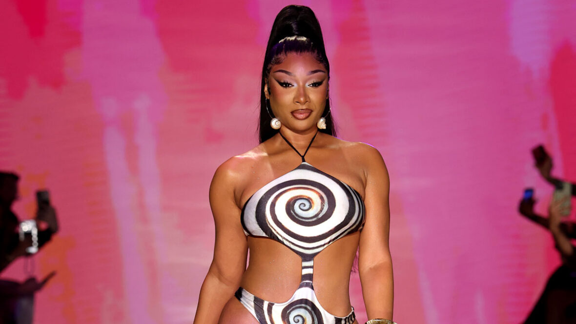 Megan-te-garanhão-garota-gostosa-passarela-de-verão Megan Thee Stallion desfila em traje de banho