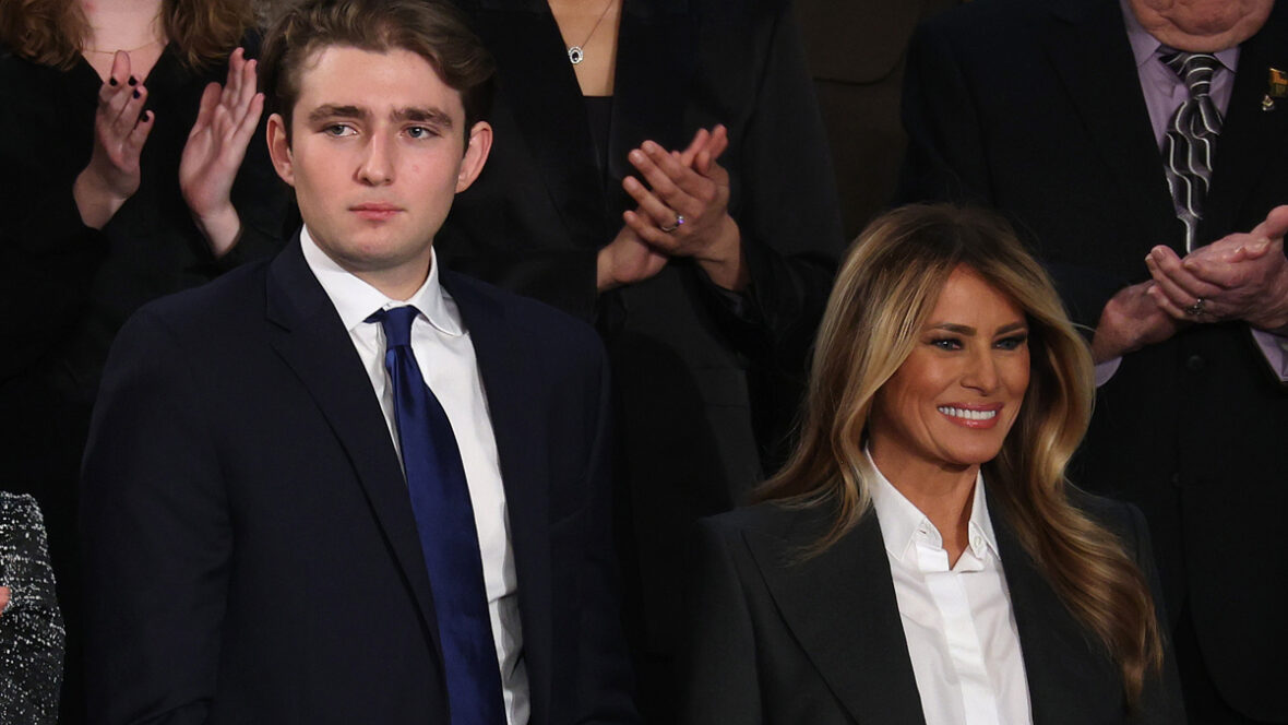 Barron e Melania Trump lado a lado em fevereiro de 2026