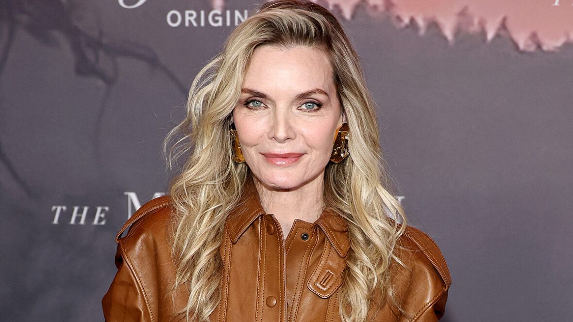 Michelle Pfeiffer participa de evento no tapete vermelho