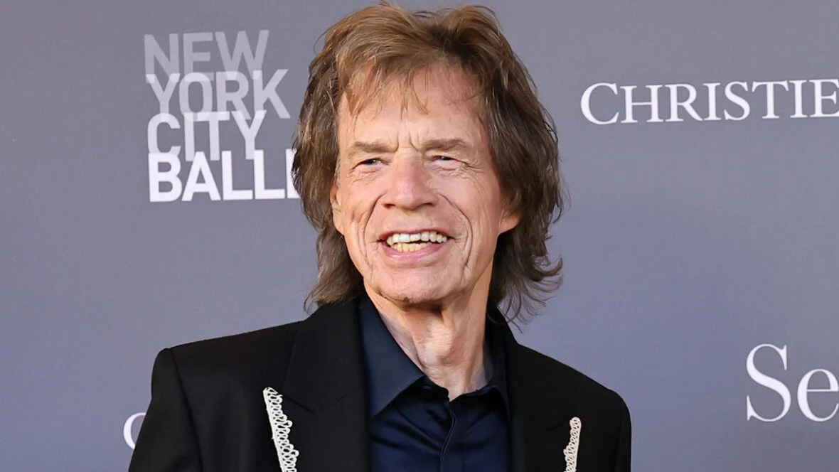 Mick Jagger posa em evento de balé em Nova York