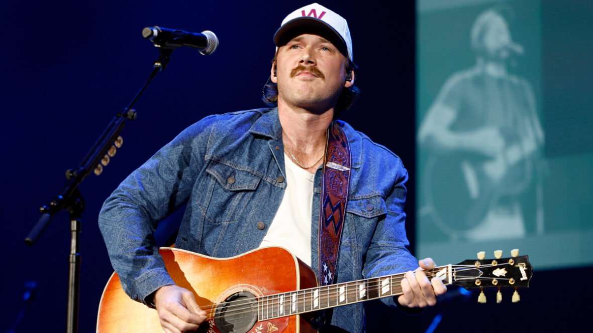 Morgan Wallen se apresenta no palco