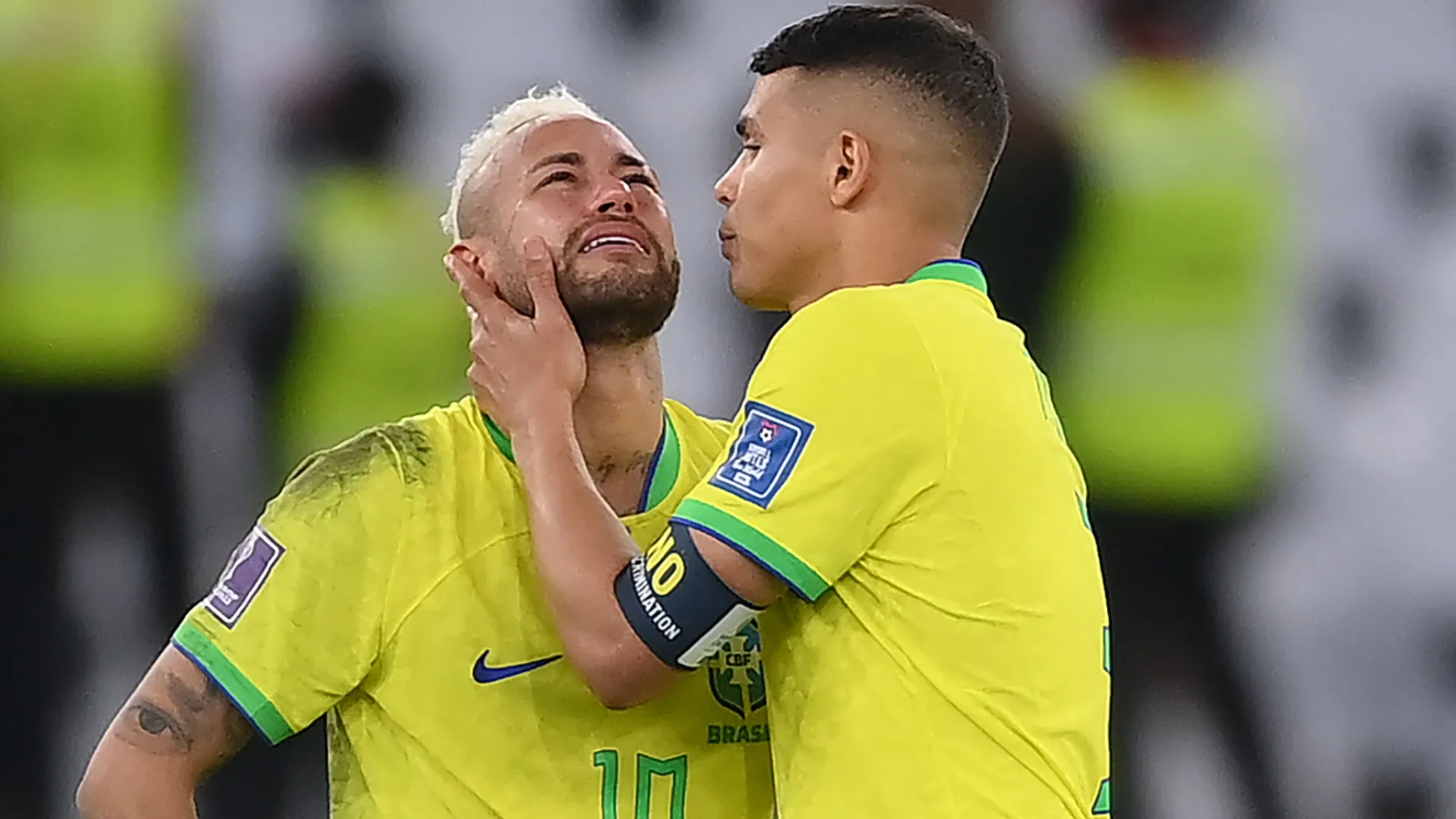 Neymar, do Brasil, é consolado por Thiago Silva.