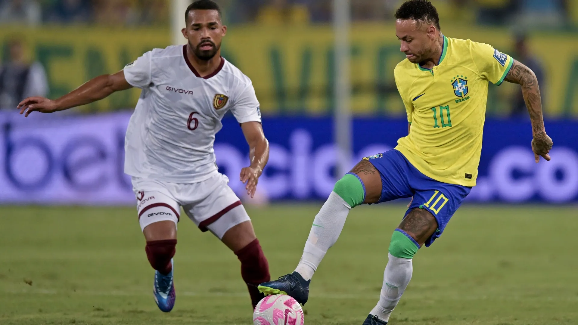 Neymar Jr., do Brasil, luta pela posse de bola com Yangel Herrera, da Venezuela, durante uma partida das eliminatórias para a Copa do Mundo da FIFA 2026.