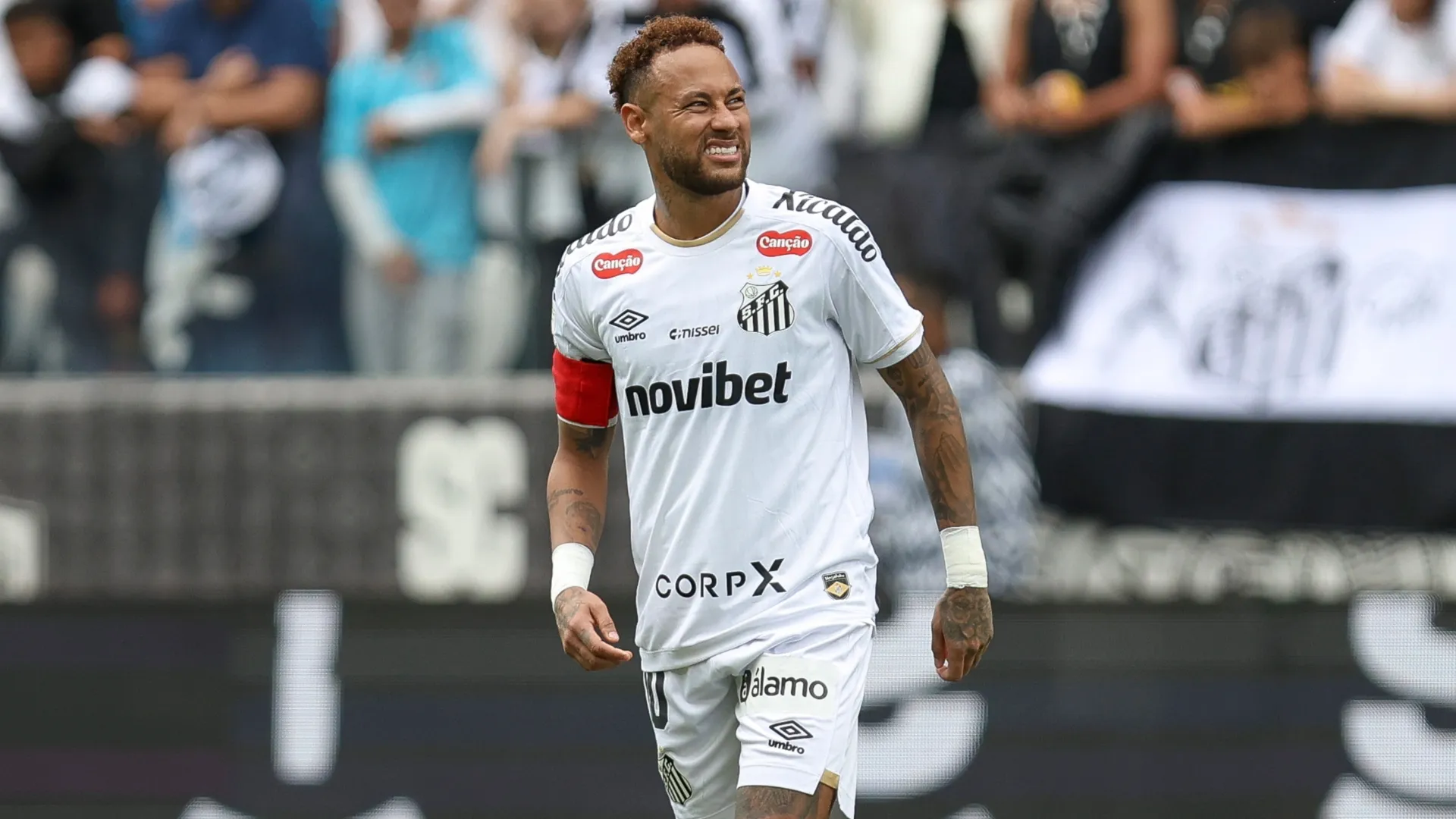 Neymar Junior, do Santos, durante jogo contra o Coritiba.