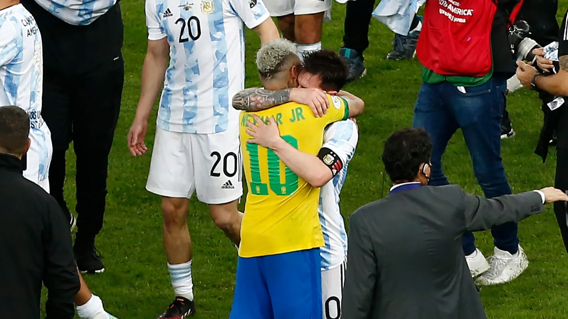 Neymar Jr. do Brasil abraça Lionel Messi da Argentina após a final da Copa América Brasil 2021.