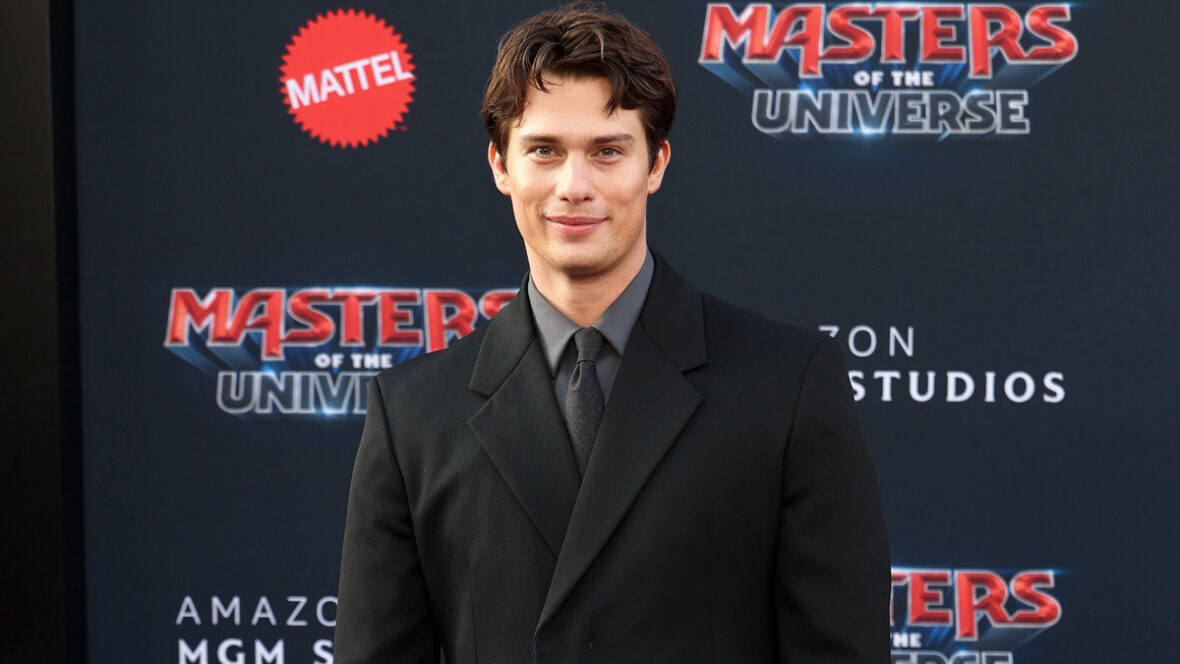 Nicholas Galitzine na estreia de MESTRES DO UNIVERSO