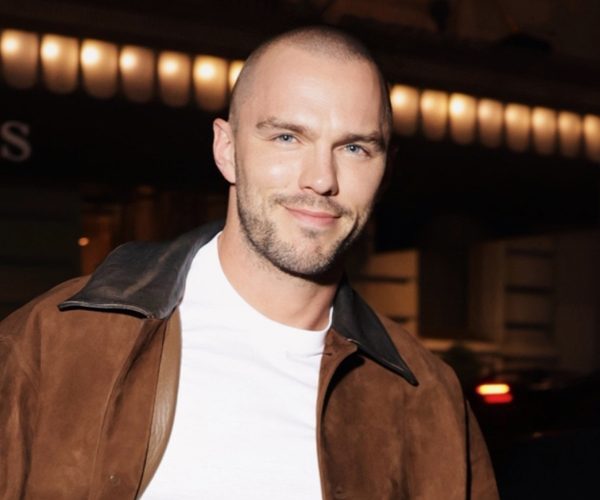 Nicholas Hoult mostra a cabeça recém-raspada enquanto sai em Nova York antes do Met Gala