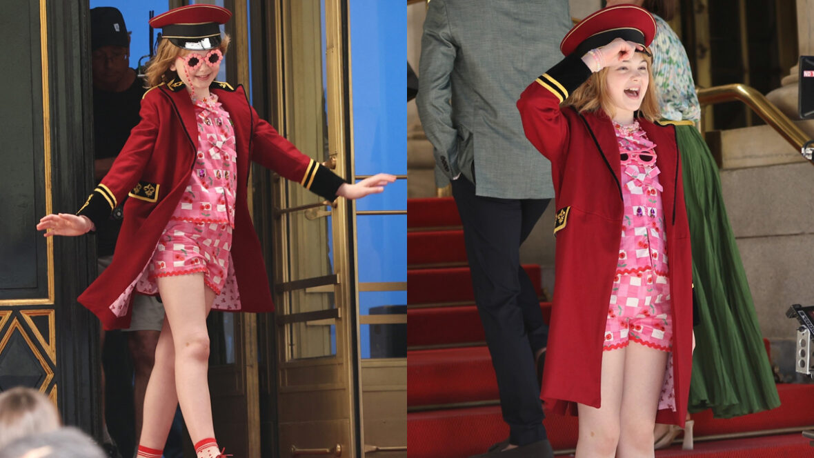 eloise-mae-schenk Mae Schenk usa um conjunto vermelho para filmar cenas fora do Plaza Hotel para ELOISE
